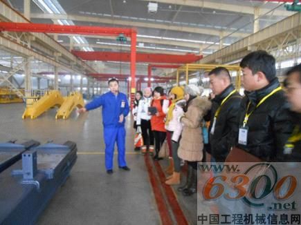 力士德公司代理商鄭州天馬公司員工親臨工廠參觀訪問 促進運輸代理深度合作